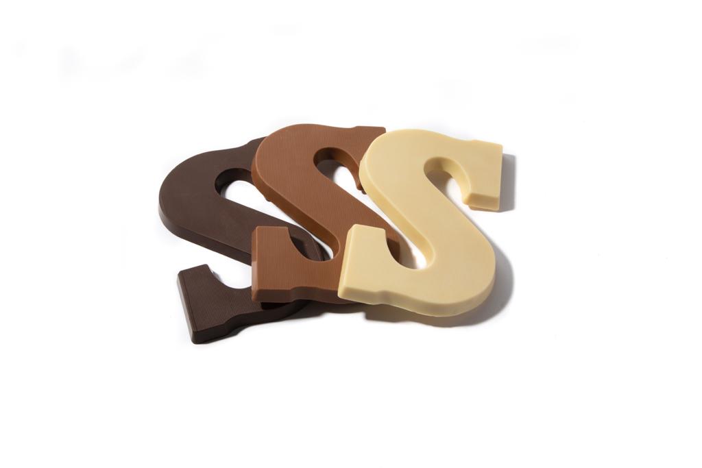 Gedecoreerde chocoladeletter S - Chocoladeletterkopen.nl